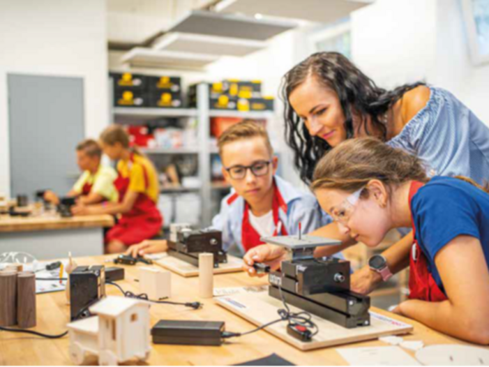 Makerspace for wood with 10 kids aged 8 years