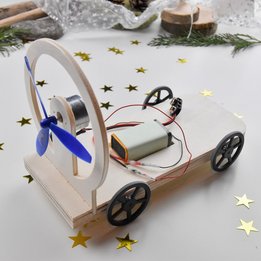 Propellercar, made with the UNIMAT ML jigsaw