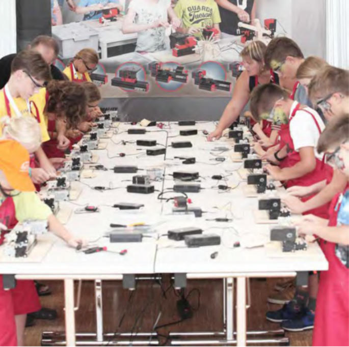 Makerspace workshop with 20 kids on wood working machines